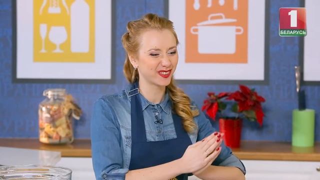 Готовим теплый салат с колбасой в кляре, с луком пай и заправкой и австрийский шницель с брусничным смотреть онлайн