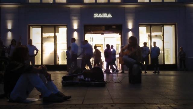 Poland, Krakow, Stare Miasto, Rynek Glowny, a street musician plays the guitar well смотреть онлайн