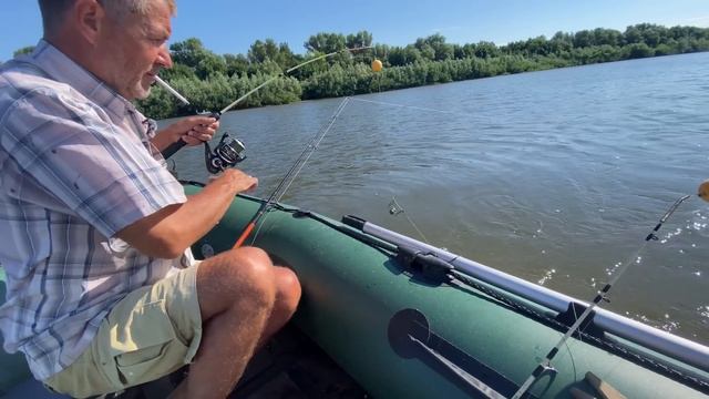 Рыбалка с лодки на (яйца). Ахтуба 2022. смотреть онлайн