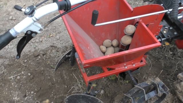 КАРТОФЕЛЕСАЖАЛКА В ПАРЕ С МОТОБЛОКОМ