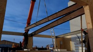 Монтаж балок перекрытия пролёт 9 метров. Гараж из СИП панелей