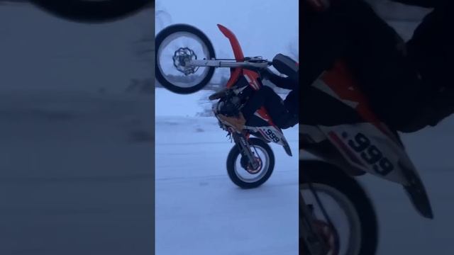 Чуть не упал Ёу #питбайк #ktm #зима #стант смотреть онлайн