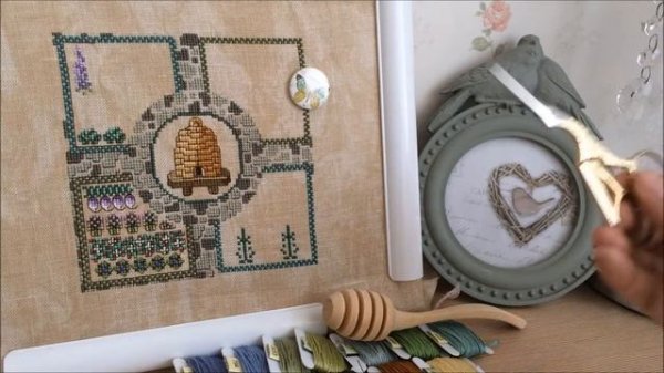 4. Вышивка крестом. Сэмплер Gathering honey из журнала Cross Stitch and Country Crafts