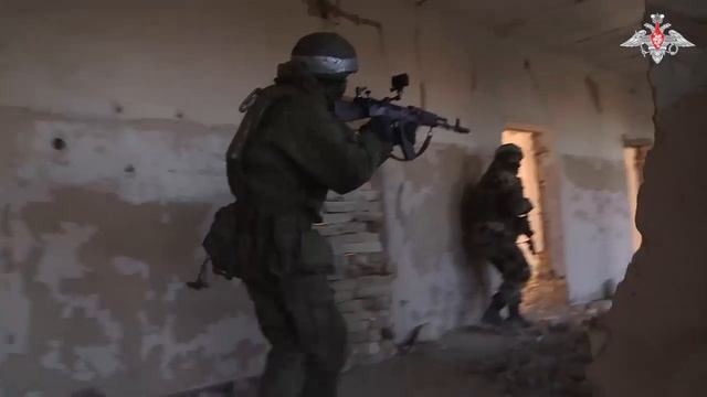 Кадры штурма здания десантно-штурмовым подразделением 155-й отдельной бригады морской пехоты Т смотреть онлайн