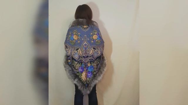 Павловопосадская шаль «Майя» серая меховой опушкой смотреть онлайн