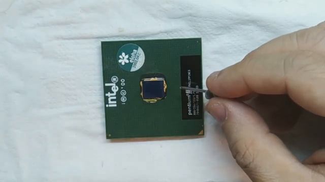Removing old thermal paste from an Intel Pentium III CPU; 4x time lapse смотреть онлайн