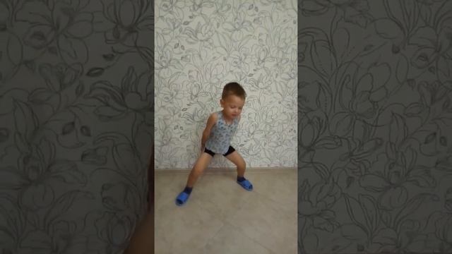 Маленький Влад рассказывает стихотворение "Мой веселый звонкий мяч" смотреть онлайн