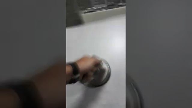 Клиент проверяет стеклодомкрат ЗУБР 33723-1 (напольная плитка НЕ идеально гладкая поверхность) смотреть онлайн