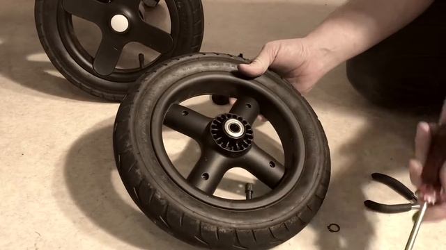 How to Disassemble / Replace the Ball Bearings on a Stokke Trailz Rear Wheel смотреть онлайн