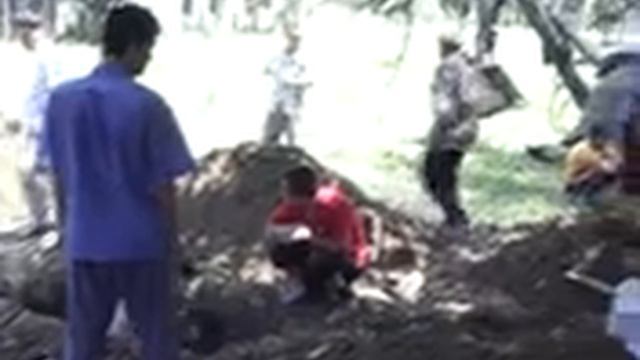 Узбеки роют могилы для тех, чьи тела нашли-1 смотреть онлайн