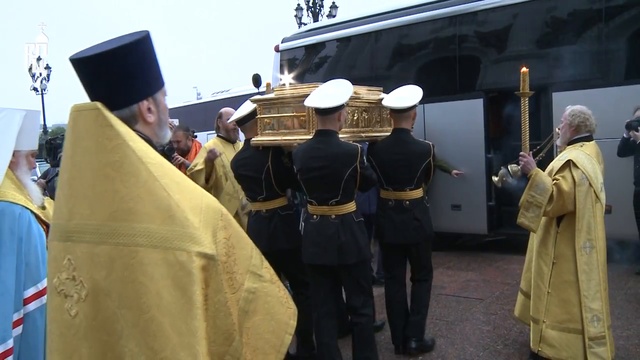 В Москве состоялись торжественные проводы ковчега с частью мощей святителя Николая Чудотворца. смотреть онлайн