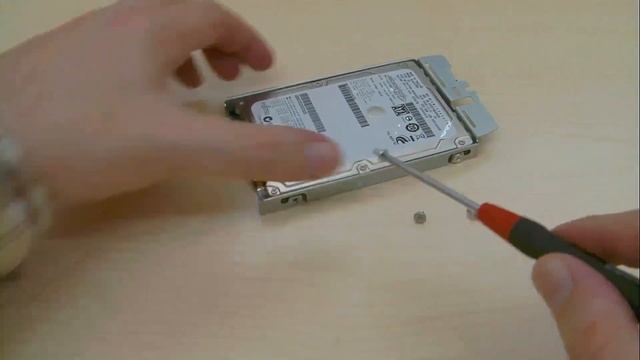 Toshiba R850 Serie: Austauschen der Festplatte смотреть онлайн