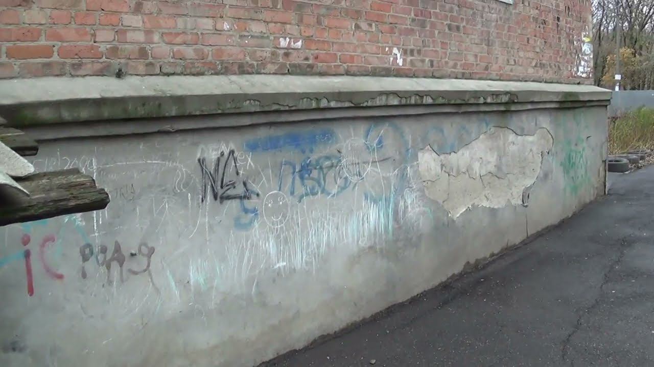 26.11.2015 Стена дома у входа в подвал