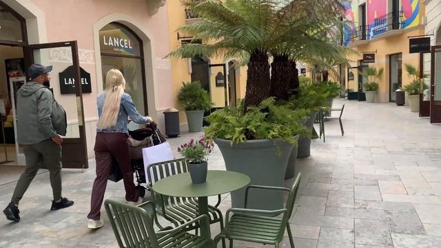 Walking in La Roca Village / Brands in La Roca Village. March 2022. Barcelona Spain смотреть онлайн