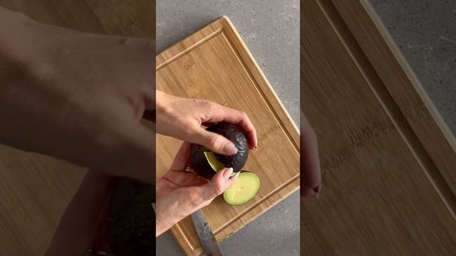 Как да режем авокадо лесно ? #avocado #kitchenhacks смотреть онлайн