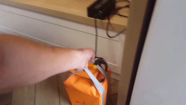 Ładowanie baterii skuter elektryczny Elon One w mieszkaniu смотреть онлайн
