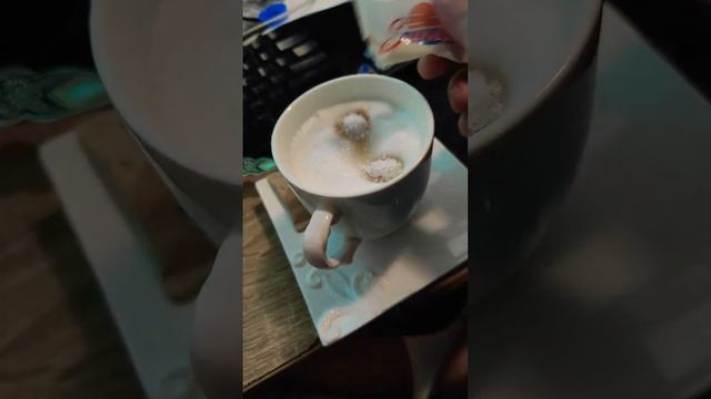 Как правильно добавлять сахар в кофе #coffee #satisfyingvideo #asmr смотреть онлайн