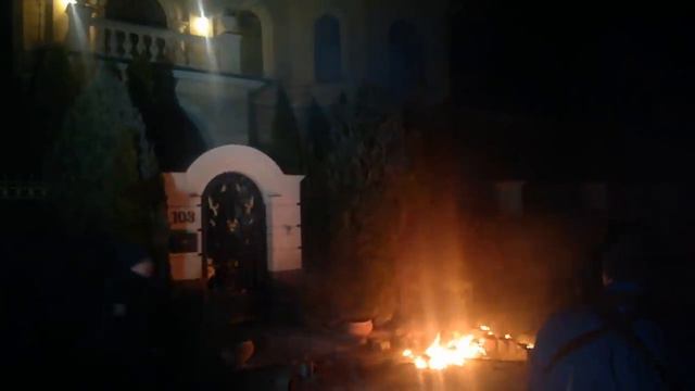 Националисты напали на усадьбу сына друга Порошенко смотреть онлайн