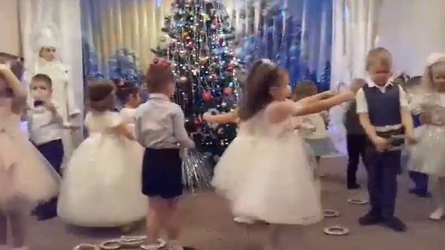 Танец с колечками младшая группа смотреть онлайн