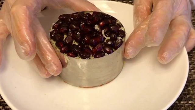 ? САЛАТ’КРАСНАЯ ШАПОЧКА’ 2- варианта оформления. КРАСИВО,ВКУСНО! ?SALAD’ LITTLE RED HOOD’ смотреть онлайн