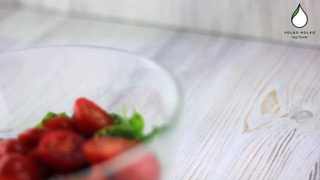 Салат с рукколой и веганской моцареллой. смотреть онлайн