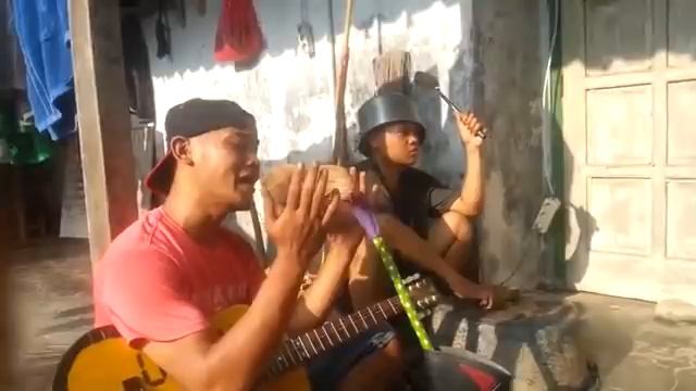 hanya mengunakan gitar bak panci sepatula dan sapu keren смотреть онлайн