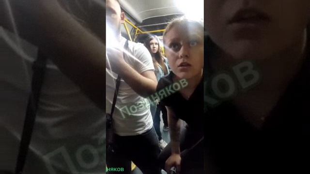 ?? В Мариуполе поклонники Бандеры набросились на военнослужащего. Есть там и такие. И их не трог смотреть онлайн