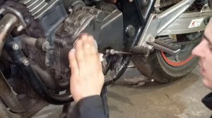 Полируем крышки двигателя мотоцикла после падения. Honda cb400sf.
