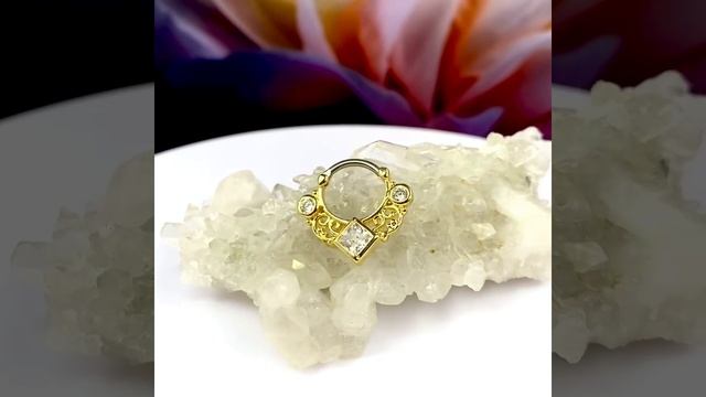 Кольцо для пирсинга носа с тремя прозрачными фианитами смотреть онлайн