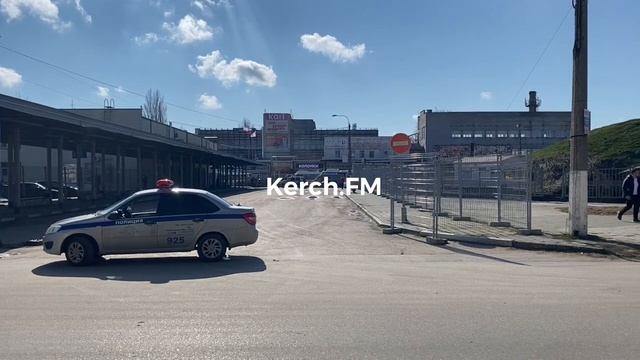 Следом за рынком в Керчи закрыли автовокзал - территорию оцепили правоохранители смотреть онлайн