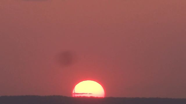 город уфа 24 мая 2023 красивый закат солнца в дымке от пожаров вид с высоты.природа погода смотреть онлайн