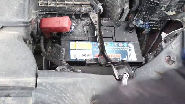 КАКУЮ КЛЕММУ снимать одевать первой. Как СНЯТЬ АККУМУЛЯТОР с машины. смотреть онлайн