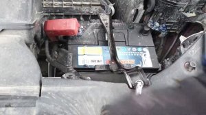 КАКУЮ КЛЕММУ снимать одевать первой. Как СНЯТЬ АККУМУЛЯТОР с машины.