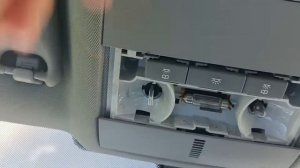 Тех Осмотр: Opel Zafira B  Как поменять лампы в переднем плафоне на светодиодные.