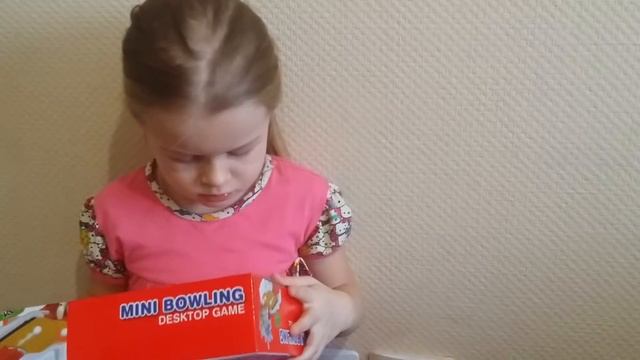 Открываем мини боулинг с МАКСОМ и ХЛОЕЙ смотреть онлайн