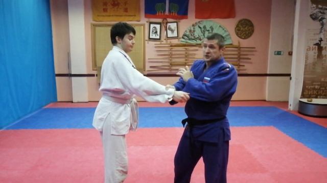 Срыв захвата в дзюдо на рукаве с помощью натяжения кимоно смотреть онлайн