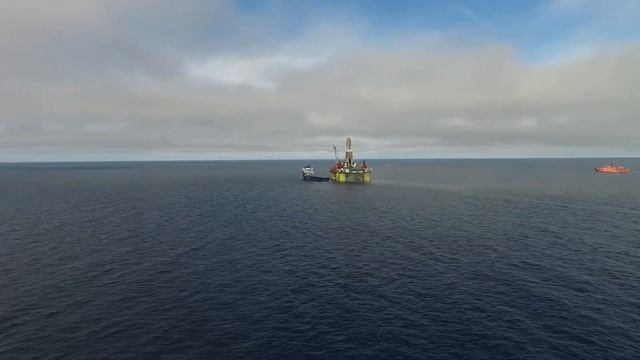 Съемка с БПЛА. Работа судов по обслуживанию морской буровой смотреть онлайн