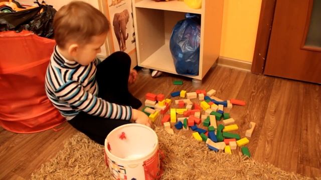 Богдашка играет кубиками. Конструктор. Bogdashka play with blocks. Constructor. смотреть онлайн