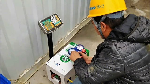 维修R32冷媒的空调太危险了，不带头盔都不敢接这活，太难了 смотреть онлайн