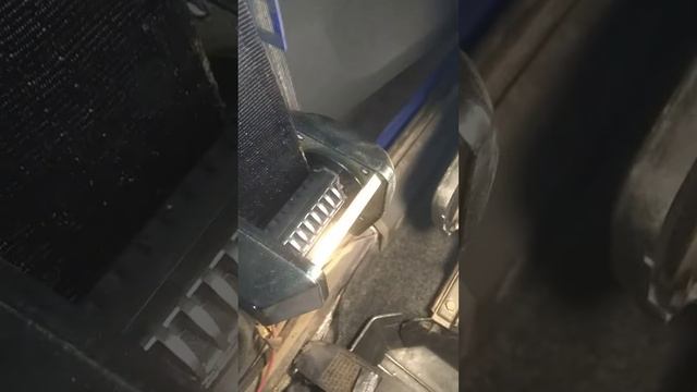 Клинит ремень безопасности.Быстрый ремонт ремня безопасности.