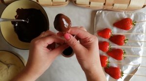 Как приготовить клубнику в шоколаде. Идеально для Праздничного подарка. Вкусный и простой десерт.