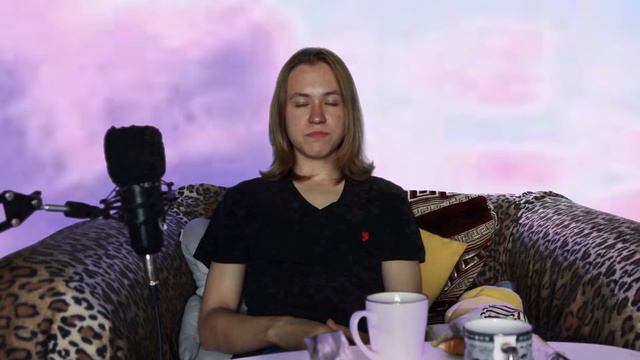 Пробую чай Greenfield CAMOMILE MEADOW и GREEN MELISSA . Ну а так же ем трубочку со сгущенкой. смотреть онлайн