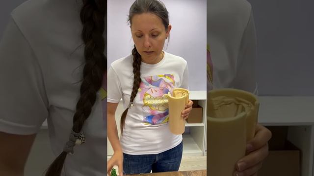 Как сделать прокол иглой в силиконовой форме, чтобы продеть фитиль. Тг Https://t.me/svechi_vosk_mol