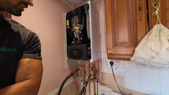 I Got The Wiring Wrong On The New Vaillant Ecotec Plus - A Day In The Life Of A Gas Engineer 66 смотреть онлайн