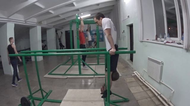 НОВАЯ ВЫСОТА. ОТЖИМАНИЯ НА БРУСЬЯХ +32 КГ смотреть онлайн