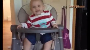 Маленькие дети танцуют смешно