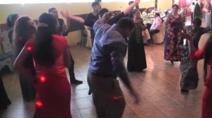 Цыгане танцуют "цыганочку"