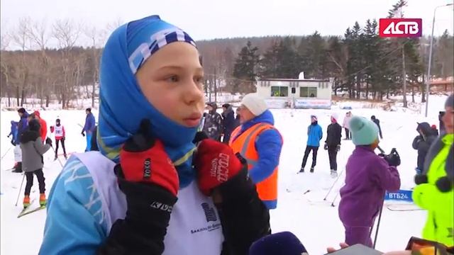 Юные лыжники устали ждать снега и открыли сезон соревнований в Южно-Сахалинске смотреть онлайн