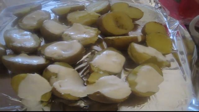 Картошка в мундирах запеченная в сметанно чесночном соусе с колбасой смотреть онлайн