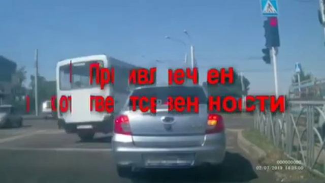 В Ставрополе водитель маршрутки проехал на красный смотреть онлайн
